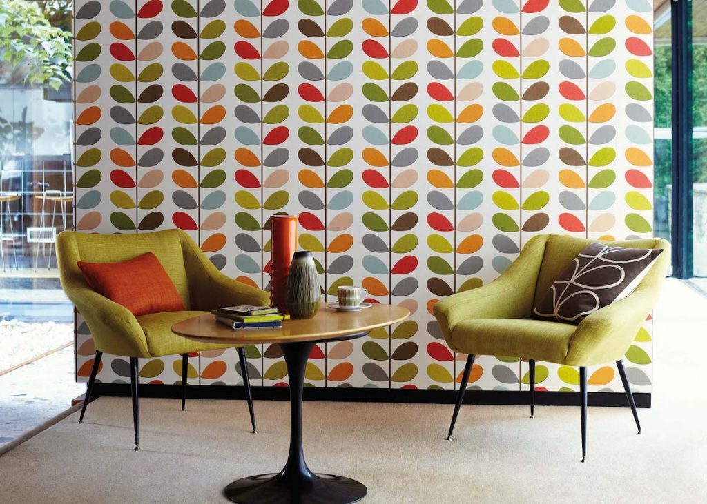 orla kiely style rétro salon fauteuils verts coussins table ronde - blog déco - clem around the corner