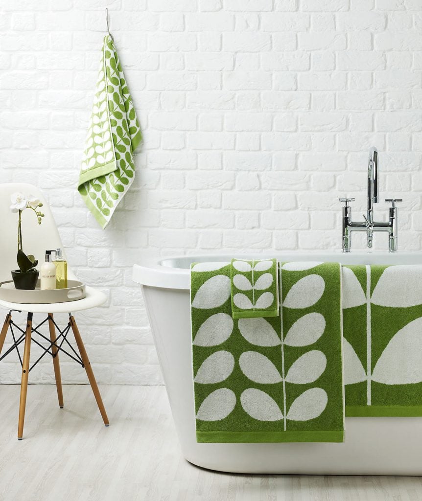 style rétro salle de bain serviette verte mur brique - blog déco - clem around the corner