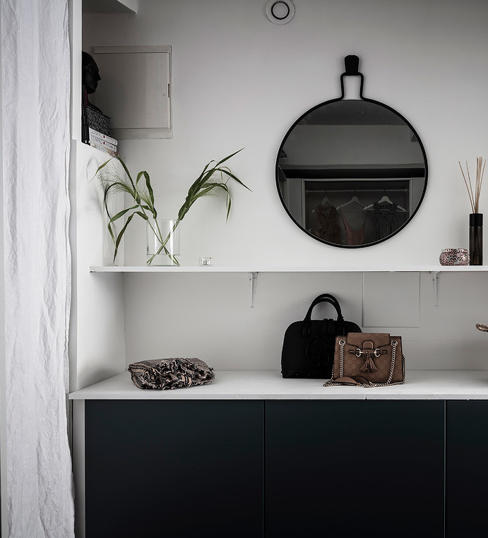 loft suédois dressing miroir rond noir - blog déco - clem around the corner