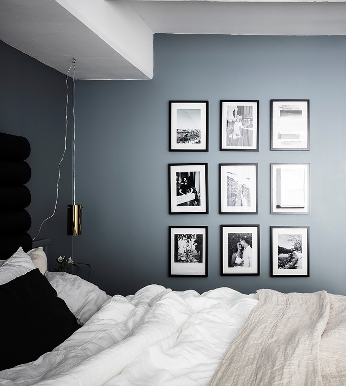 loft suédois chambre murs bleus tableaux noirs et blancs - blog déco - clem around the corner
