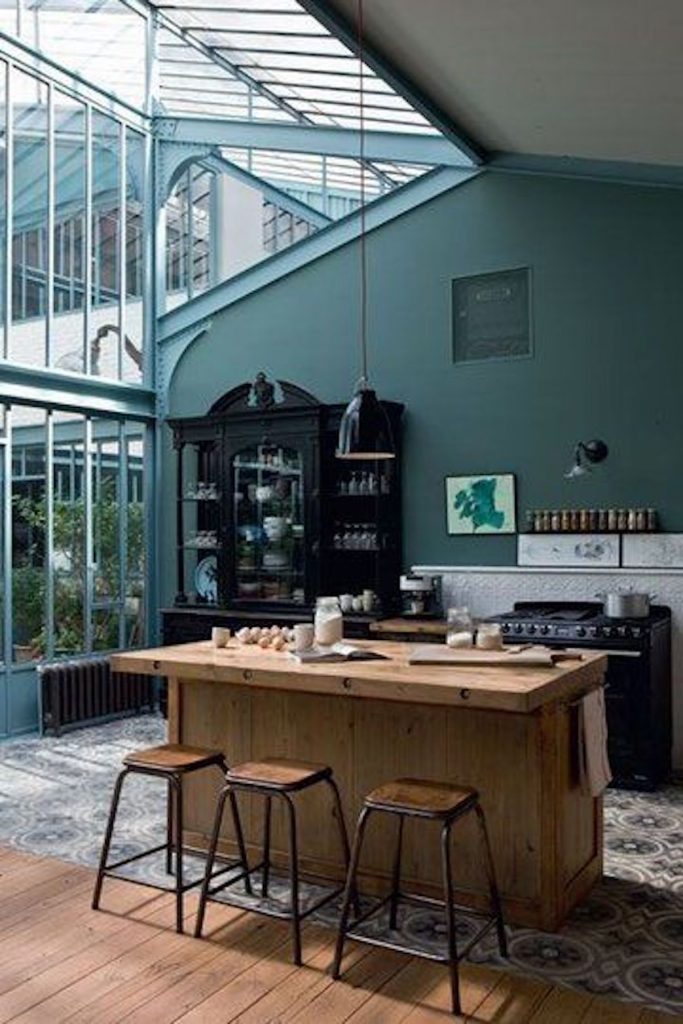 décoration vert céladon cuisine ouverte véranda style industrielle - blog déco - clem around the corner
