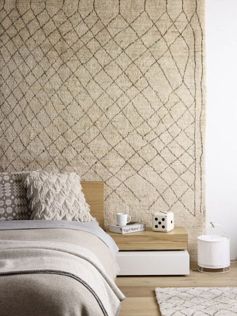 comment fixer un tapis au mur chambre cocooning lit décoration tenture murale accrocher - blog déco - clem around the corner