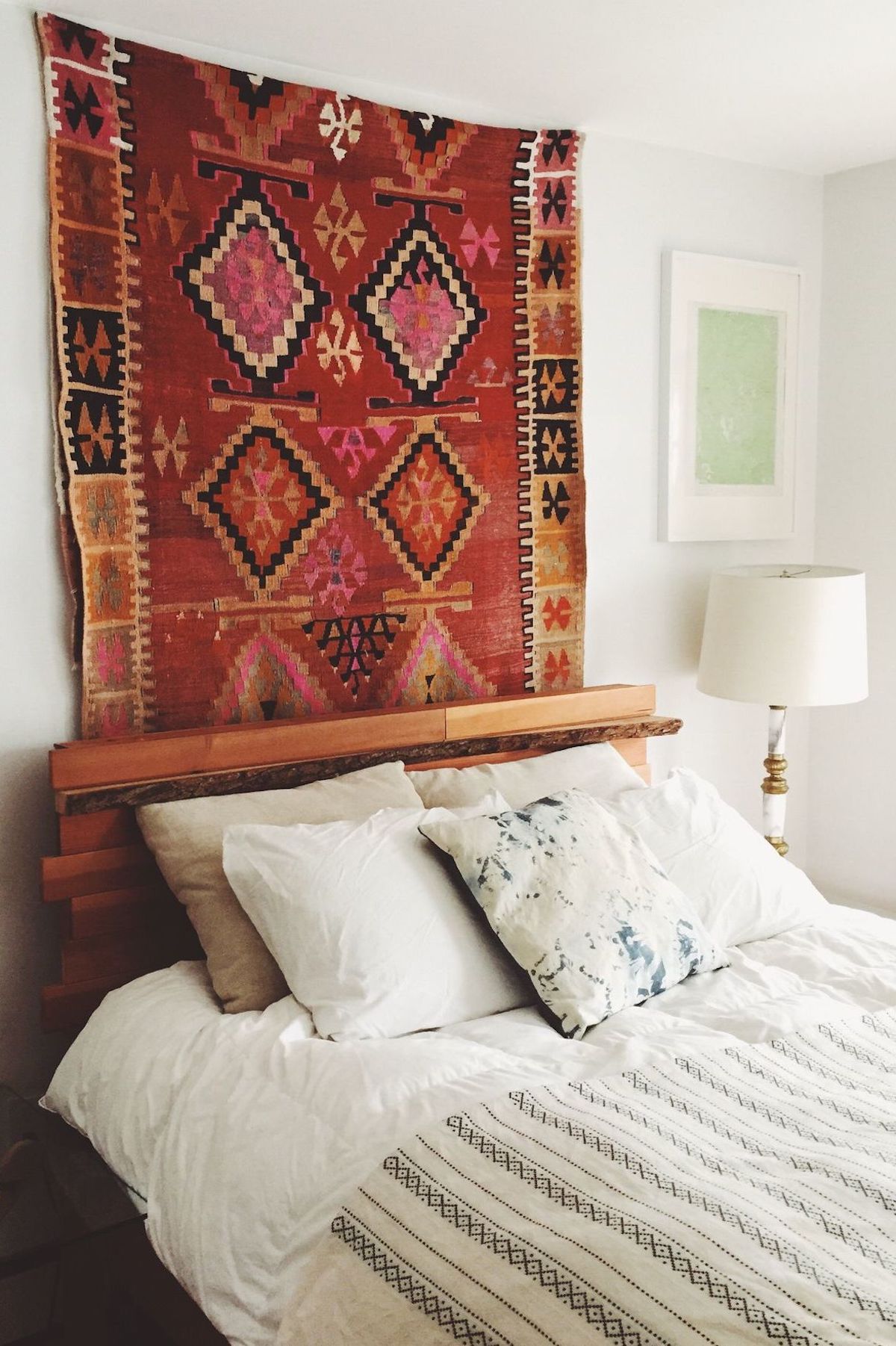 comment fixer un tapis au mur navajo apporte de la couleur à la chambre à coucher - blog déco - clem around the corner