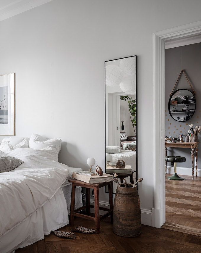 ambiance rustique chambre lit blanc miroir - blog déco - clem around the corner