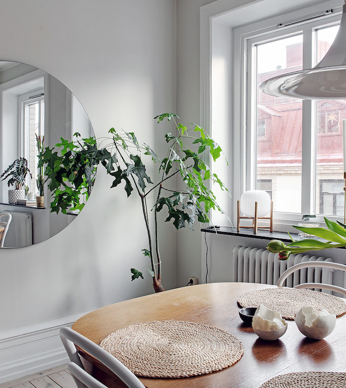 appartement suédois séjour miroir rond - blog déco - clem around the corner