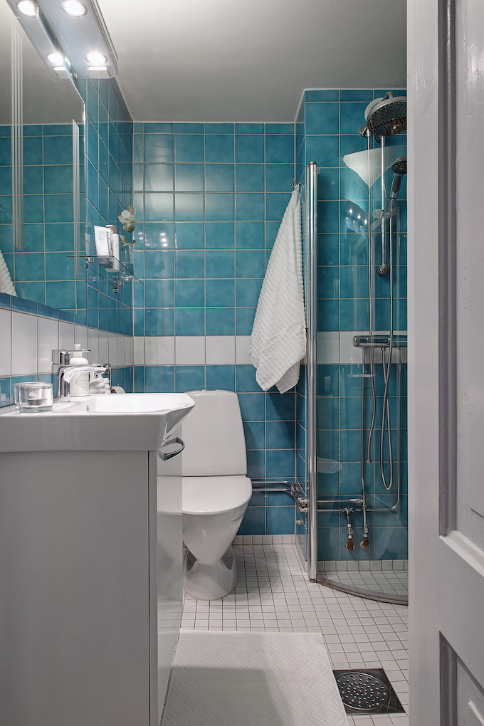 appartement suédois salle de bain bleu - blog déco - clem around the corner