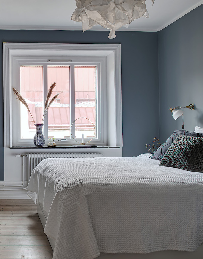 appartement suédois chambre lit bleu blanc - blog déco - clem around the corner