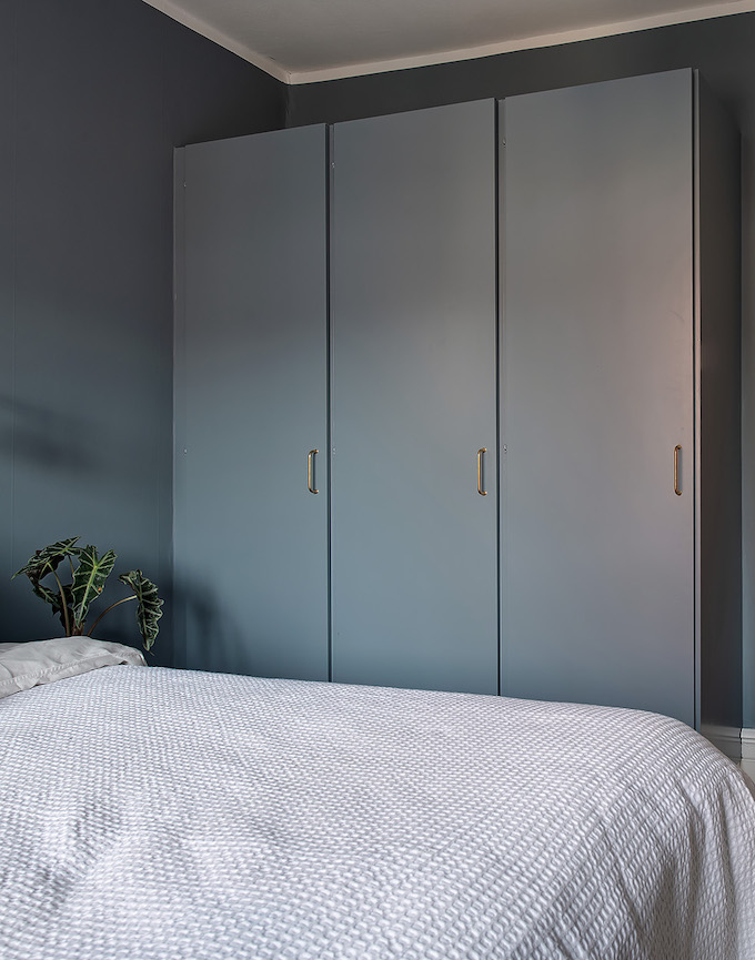 appartement suédois chambre bleu placard - blog déco - clem around the corner