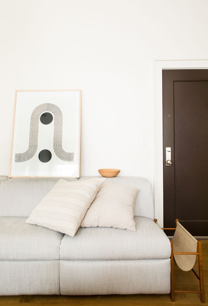 petit appartement minimaliste canapé salon tableau blog déco clem around the corner