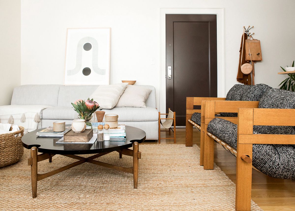 petit appartement minimaliste salon ouvert entrée sièges canapé design blog déco clem around the corner