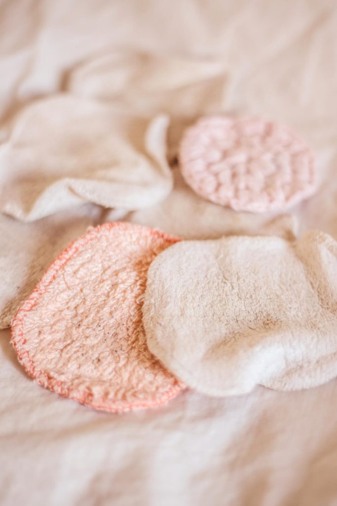 zéro déchet carré démaquillant coton lavable blanc rose pastel lit - blog déco - clem around the corner