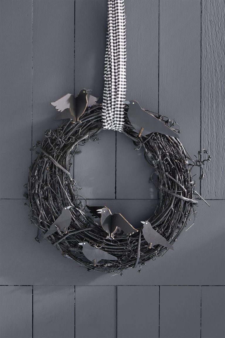 couronne de porte noire effrayente pour nuit 31 octobre fête des morts brindille et corbeau à faire soi-même
