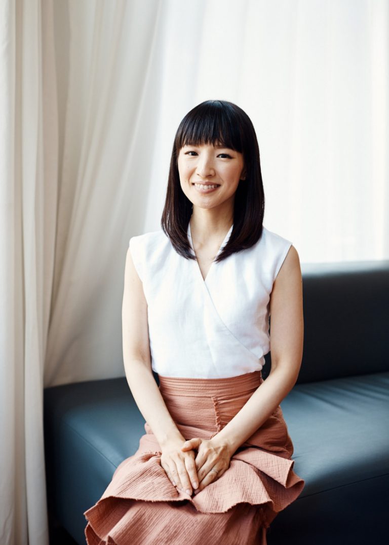 méthode de rangement marie kondo portrait canapé cuir jupe terracotta - blog déco - clem around the corner