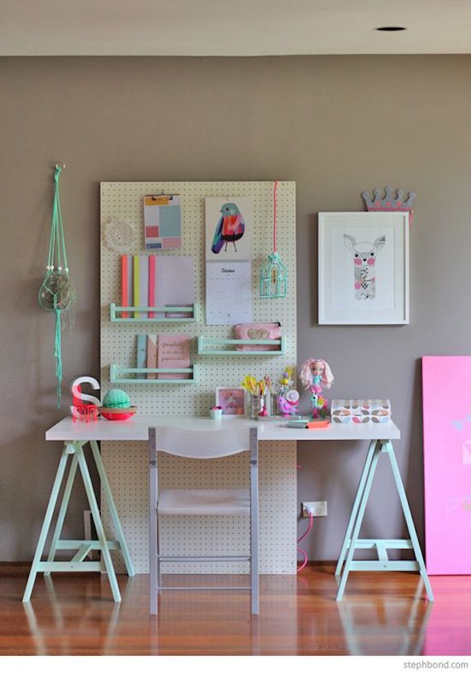 étagère Ikea bois bureau chambre enfant turquoise rose violet parquet jouet - blog déco - clem around the corner