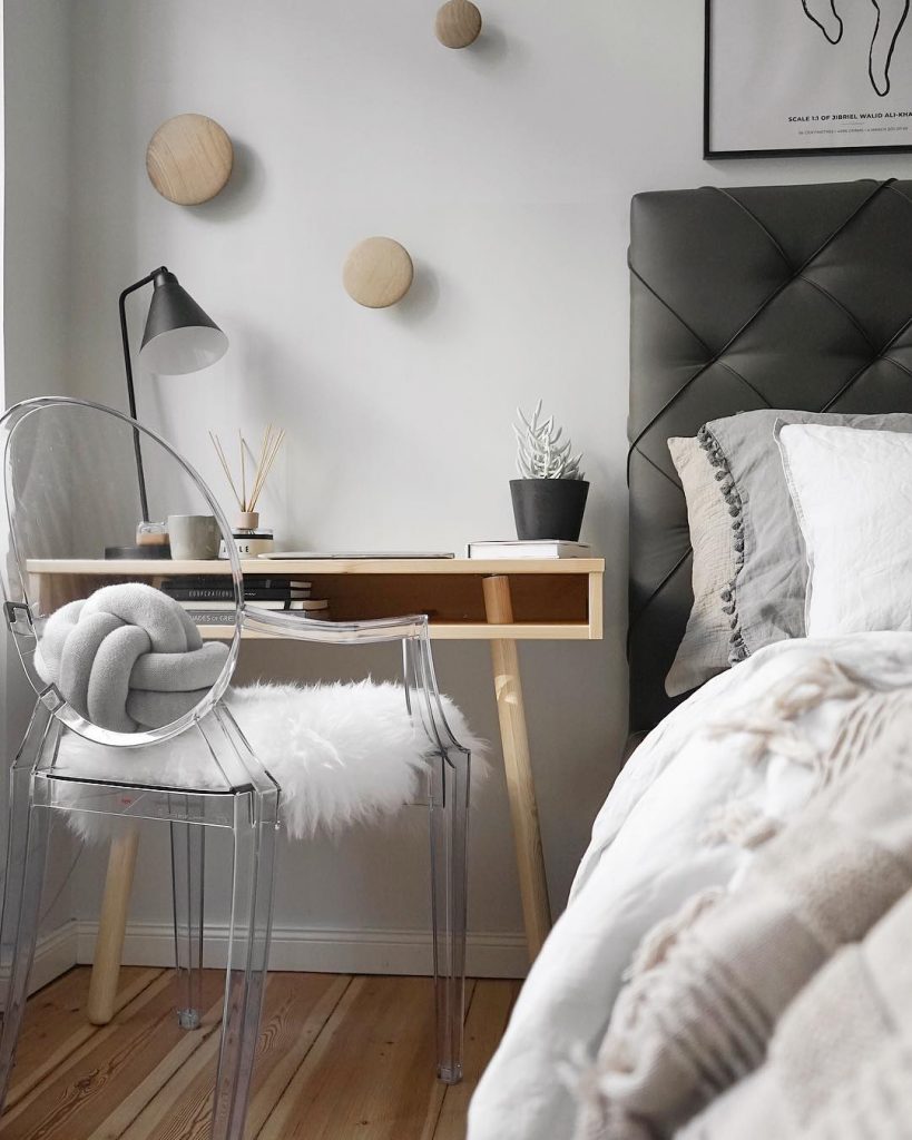 couleur pastel chambre parent bureau chaise transparente coussin fourrure blanche table bois - blog déco - clem around the corner