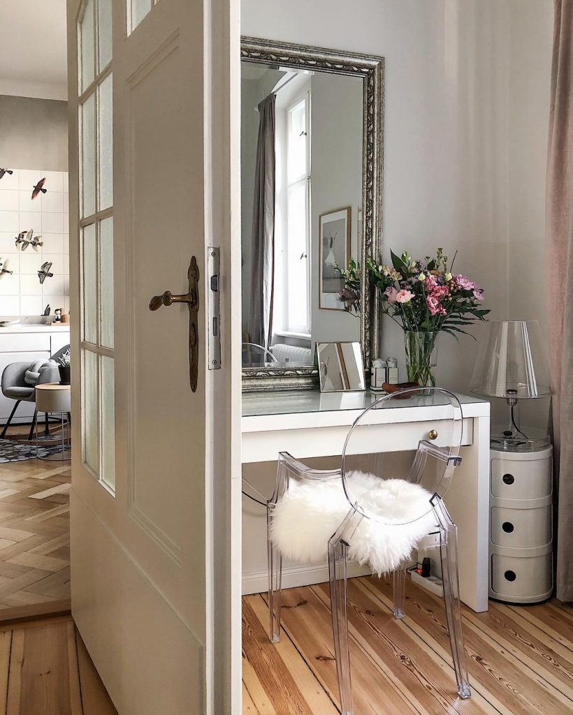 couleur pastel vanity corner coin maquillage parquet bois chaise transparente assise fourrure - blog déco - clem around the corner