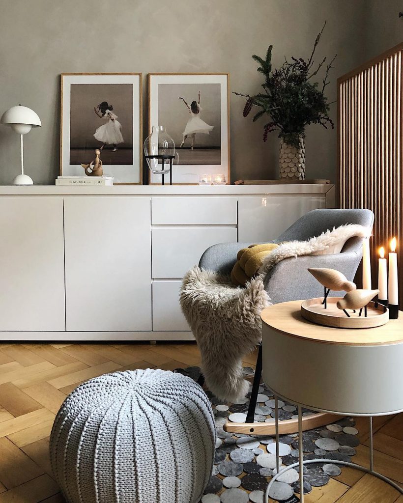 déco scandinave bucolique salon couleur pastel salon fauteuil rocking chair gris tapis pouf rond table basse bois métal bougie - blog décoration - clem around the corner