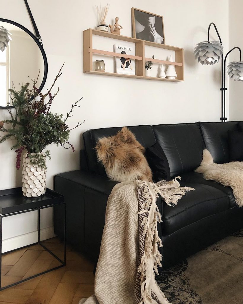 couleur pastel salon cosy chaleureux canapé cuir coussin fourrure marron tapis vintage table basse - blog déco - clem around the corner