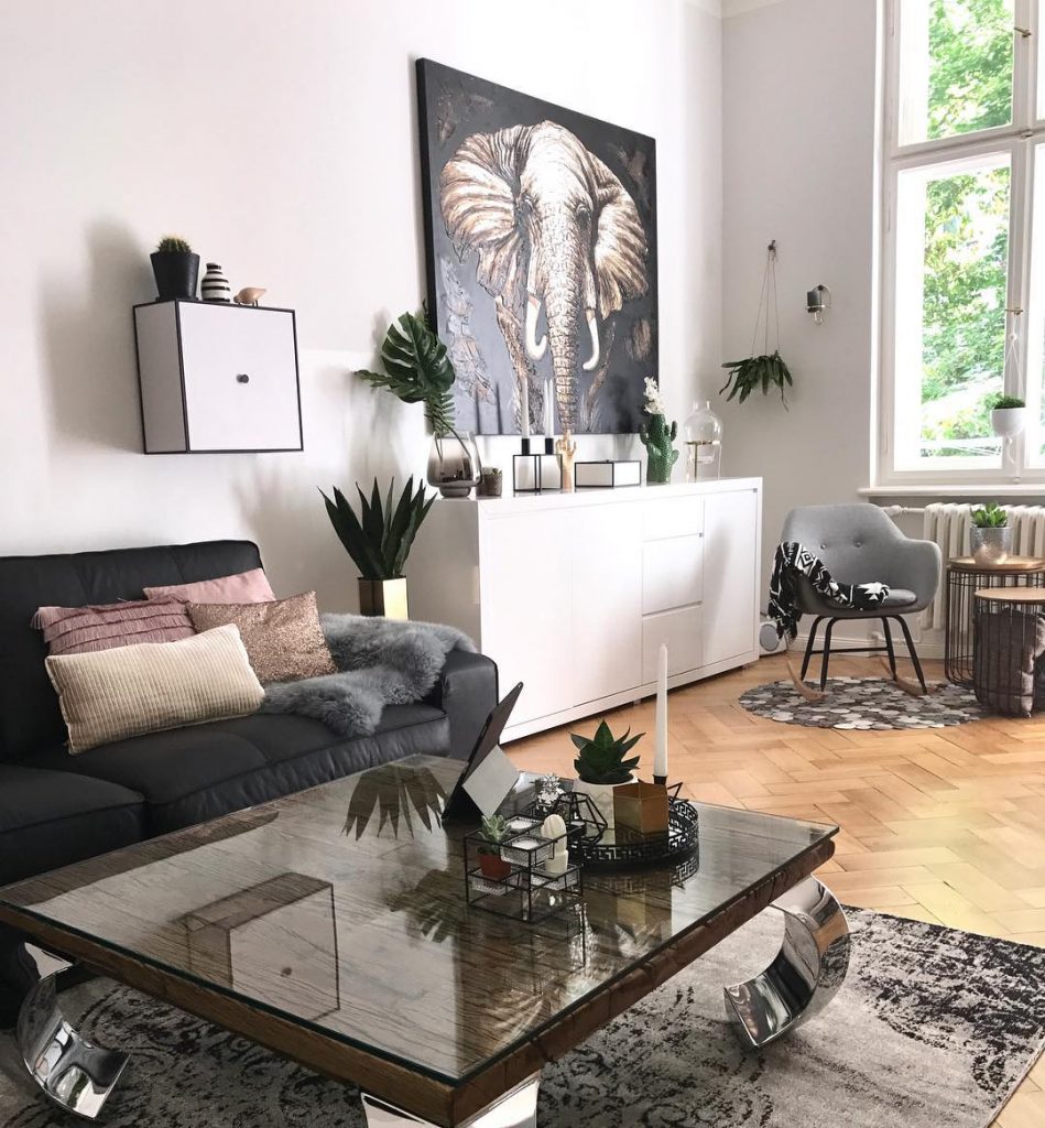 couleur pastel salon coin détente fenêtre table basse carré bois vitre canapé - blog déco - clem around the corner