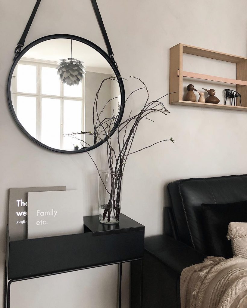 couleur pastel salon canapé noir miroir rond métal table rectangle - blog déco - clem around the corner