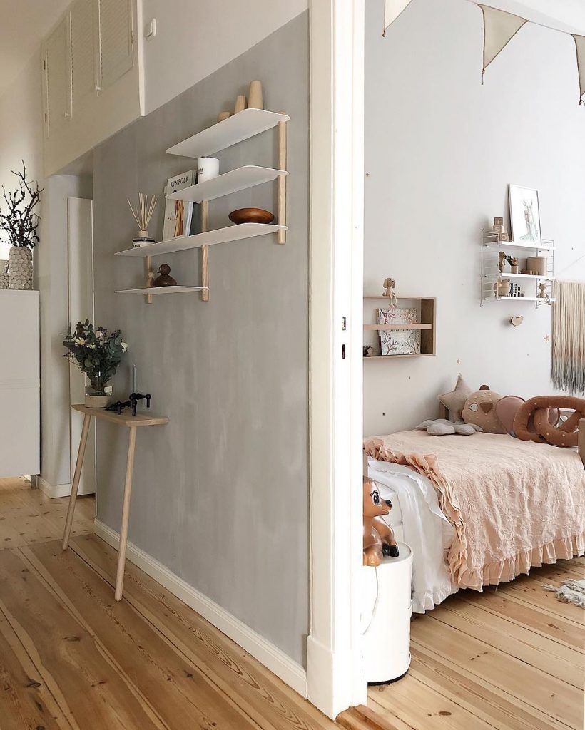 couleur pastel couloir mur gris chambre rose parquet bois frange tie and dye - blog déco - clem around the corner