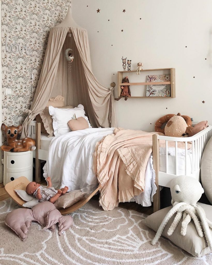couleur pastel chambre rose saumon blanc papier peint peluche jouet lit - blog déco - clem around the corner