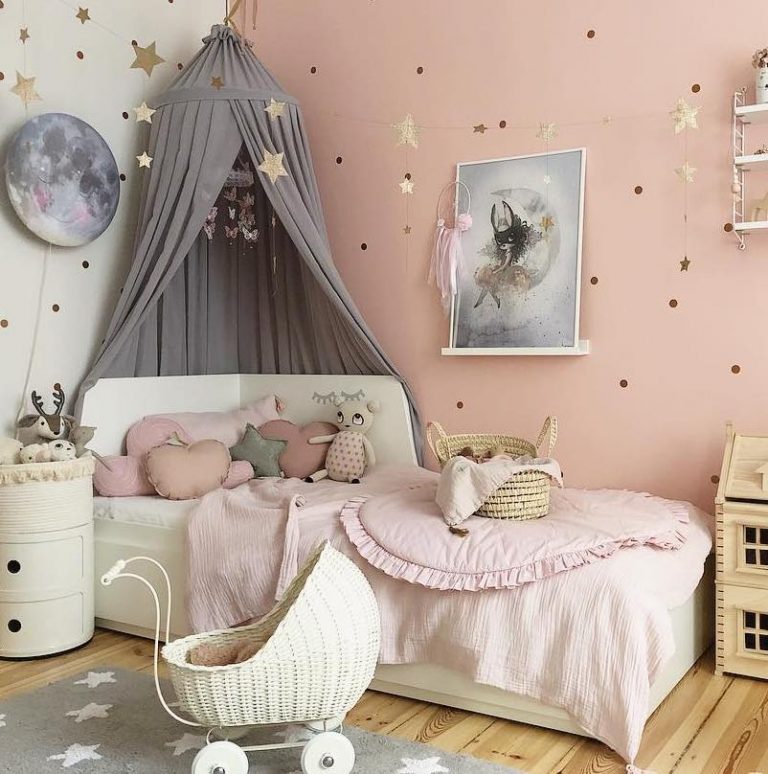 couleur pastel chambre mur blanc rose maison bois berceau panier osier paillette