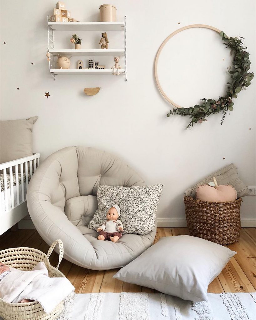 couleur pastel chambre enfant coin détente coussin de sol gris parquet bois - blog déco scandinave bucolique - clem around the corner