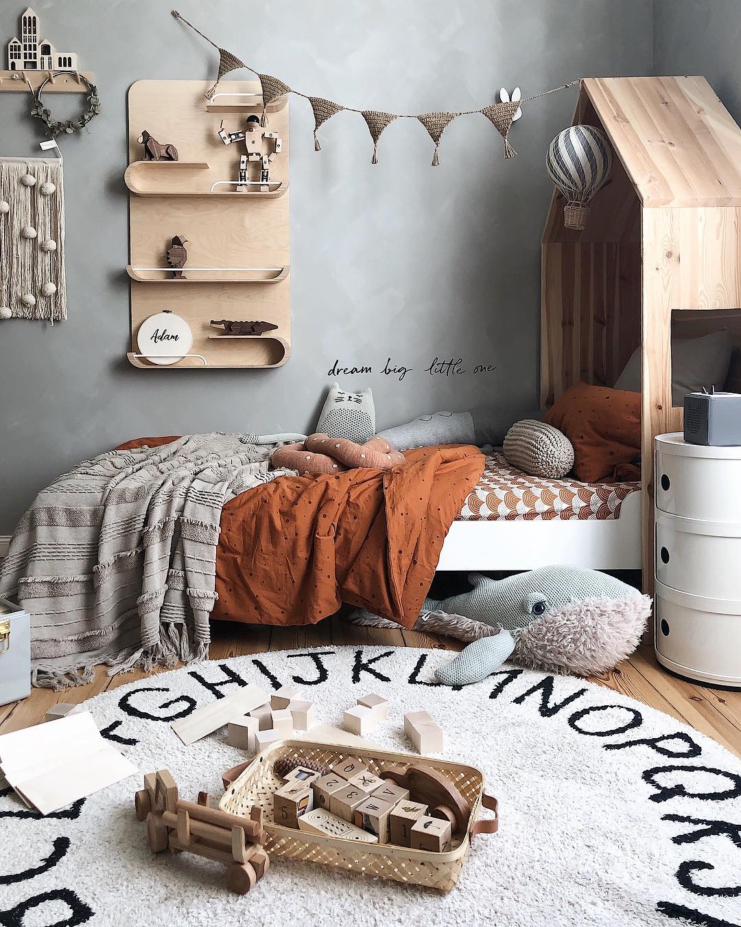 couleur pastel chambre bleu gris tapis rond jouet bois tête de lit cabane - blog déco - clem around the corner