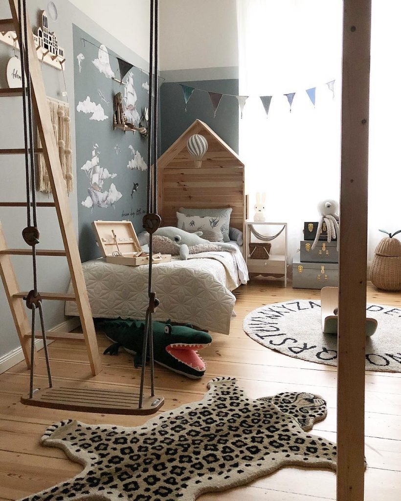 couleur pastel chambre bleu aventurier tapis guépard balançoire intérieure échelle bois - blog déco scandinave bucolique - clem around the corner