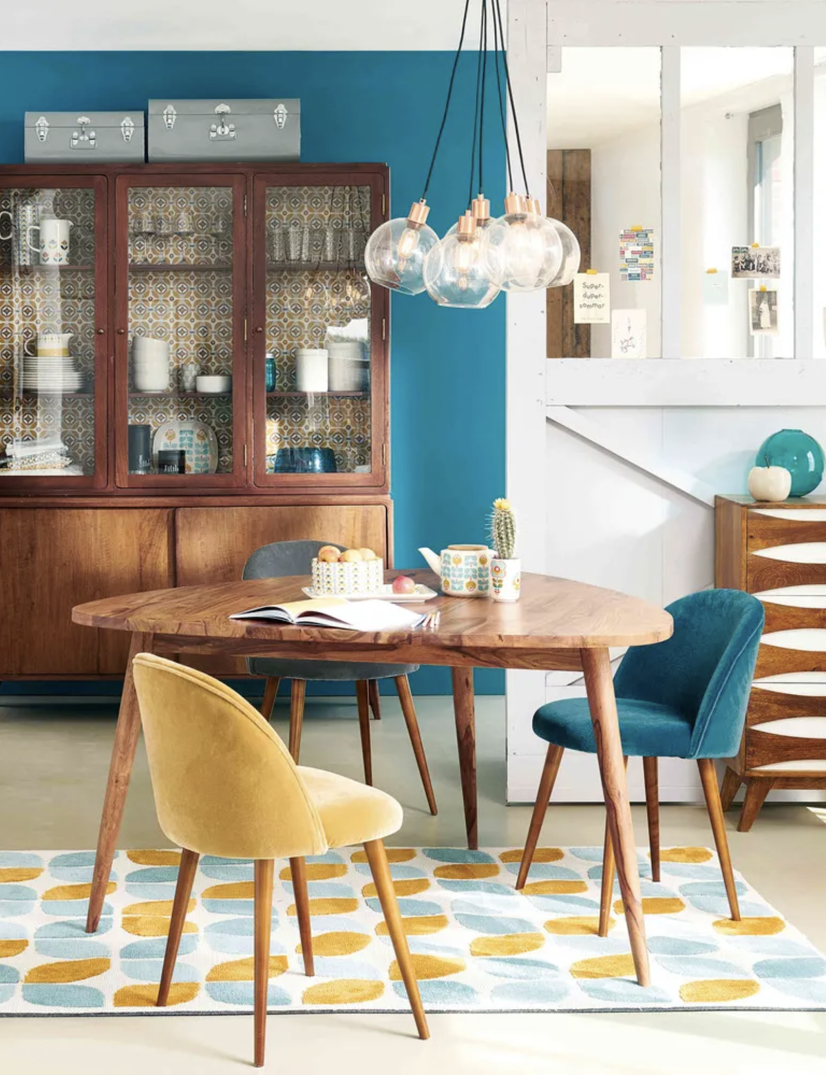 comment nettoyer du velours chaises table bois mur bleu tapis graphique - blog déco - clem around the corner