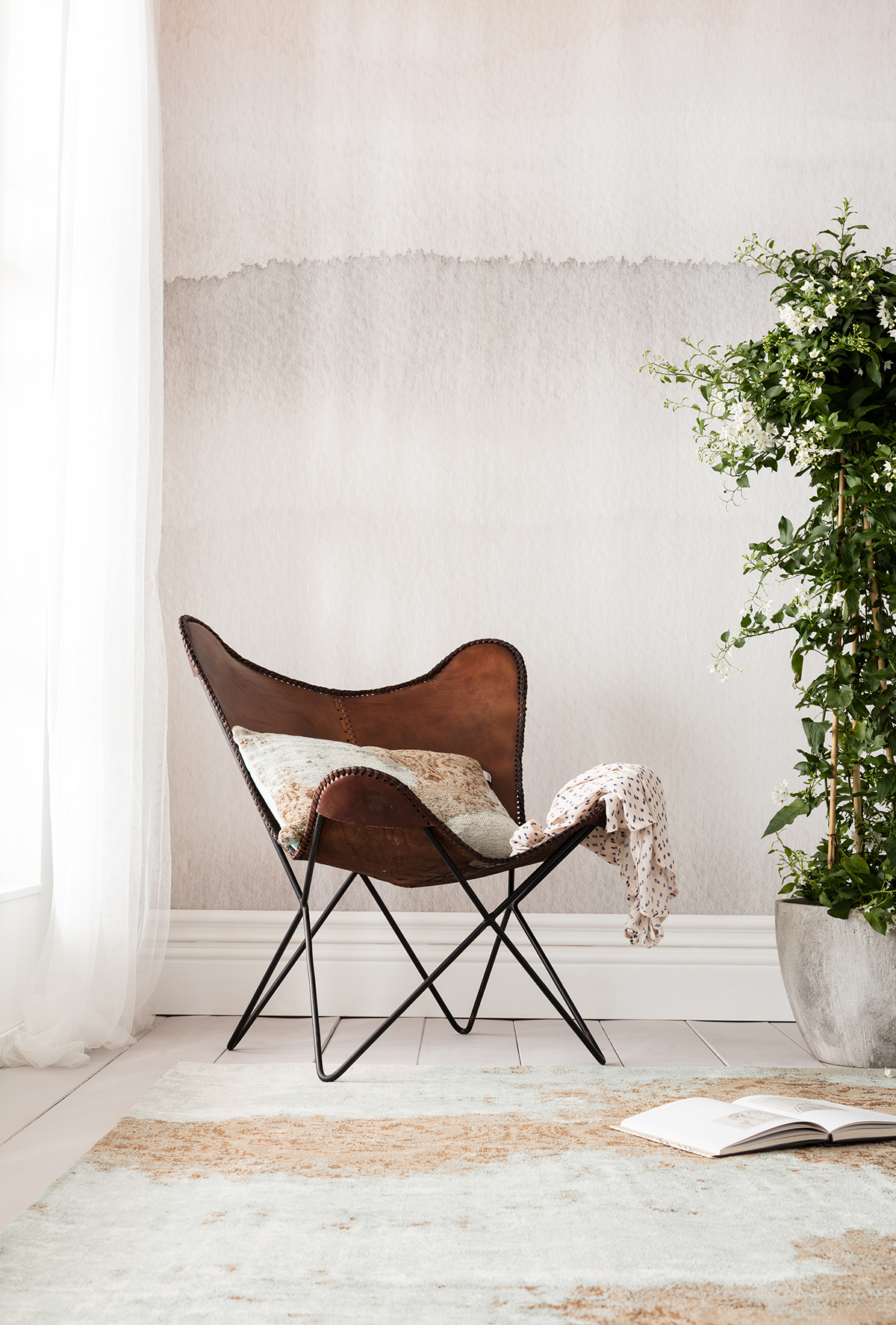 fauteuil butterfly fauteuil cuir salon tapis rectangle marron blanc rideau voile - blog déco - clem around the corner