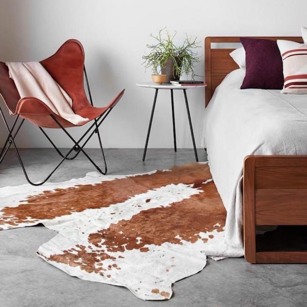 fauteuil butterfly fauteuil cuir chambre tapis peau de vache marron blanc - blog déco - clem around the corner