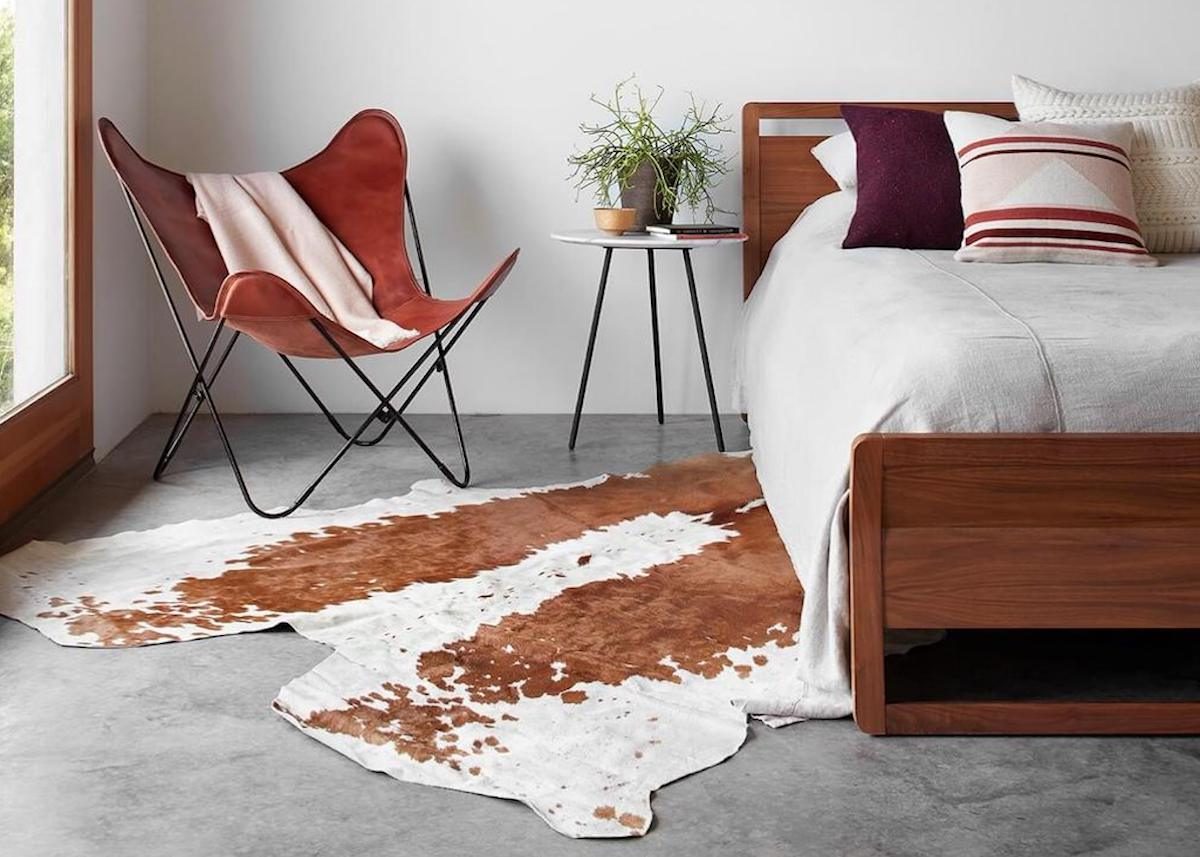 fauteuil butterfly fauteuil cuir chambre tapis peau de vache marron blanc - blog déco - clem around the corner