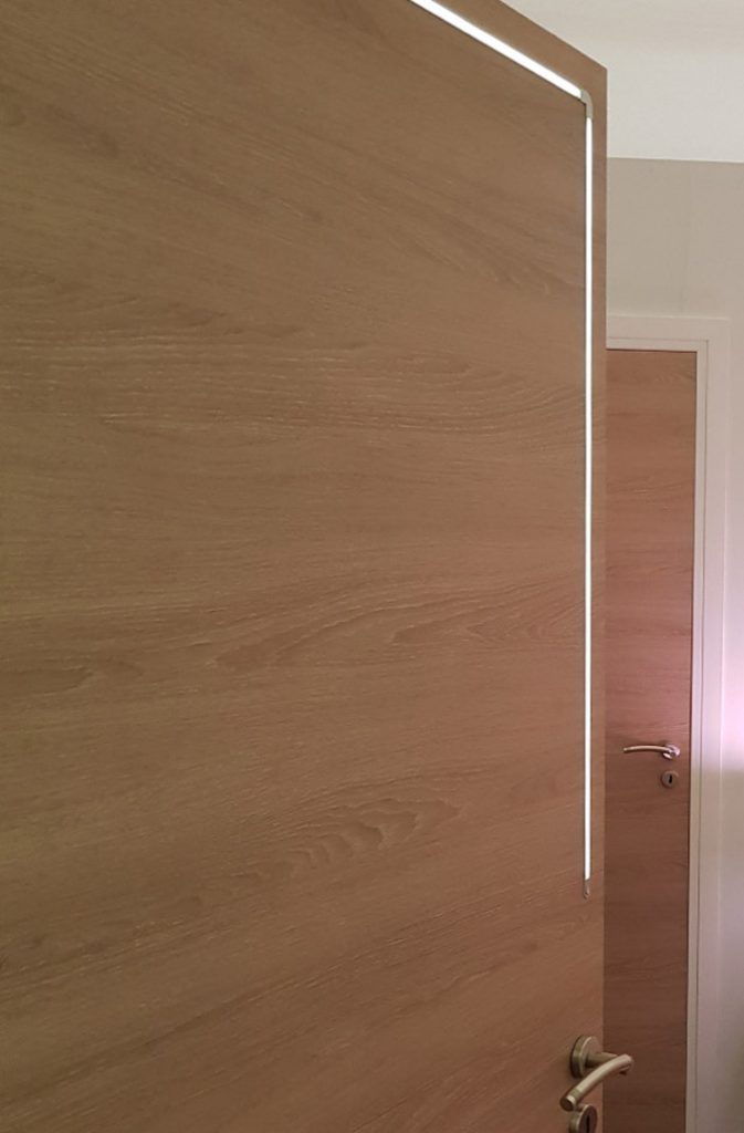 habitat connect porte bois bande lumière led poignet dorée - blog déco - clem around the corner