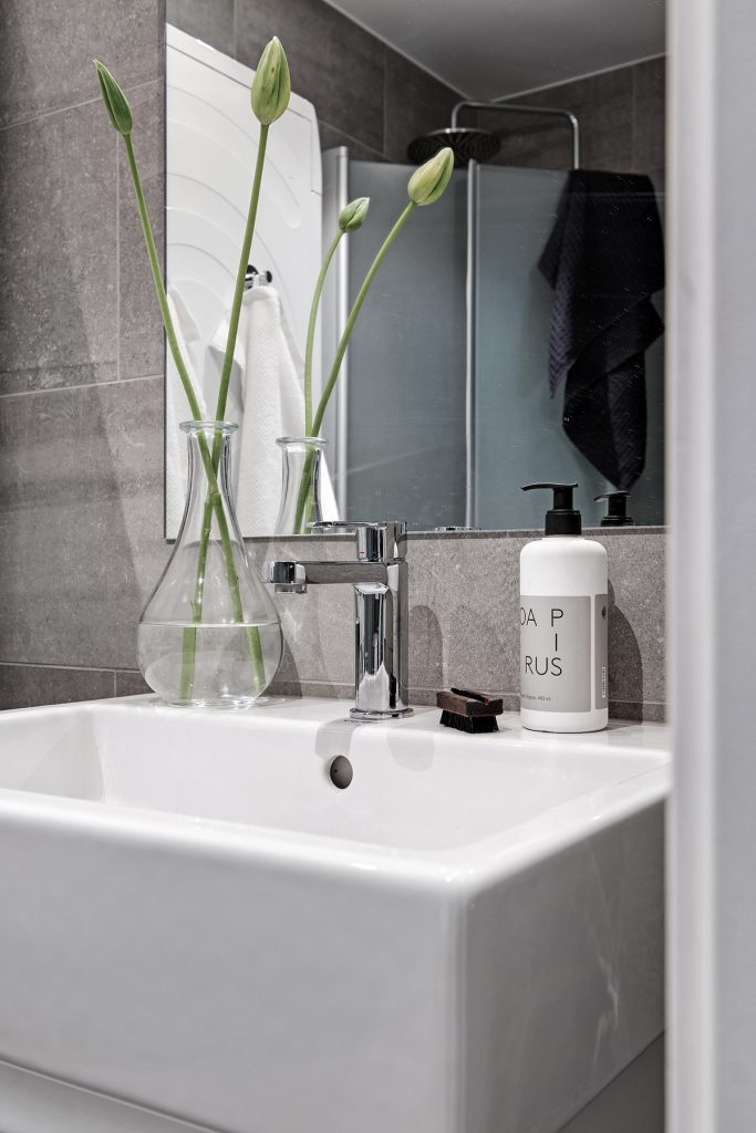 35 m2 pour vivre studio salle de bain miroir carré plante verte vase transparent carrelage béton gris - blog déco - clem around the corner