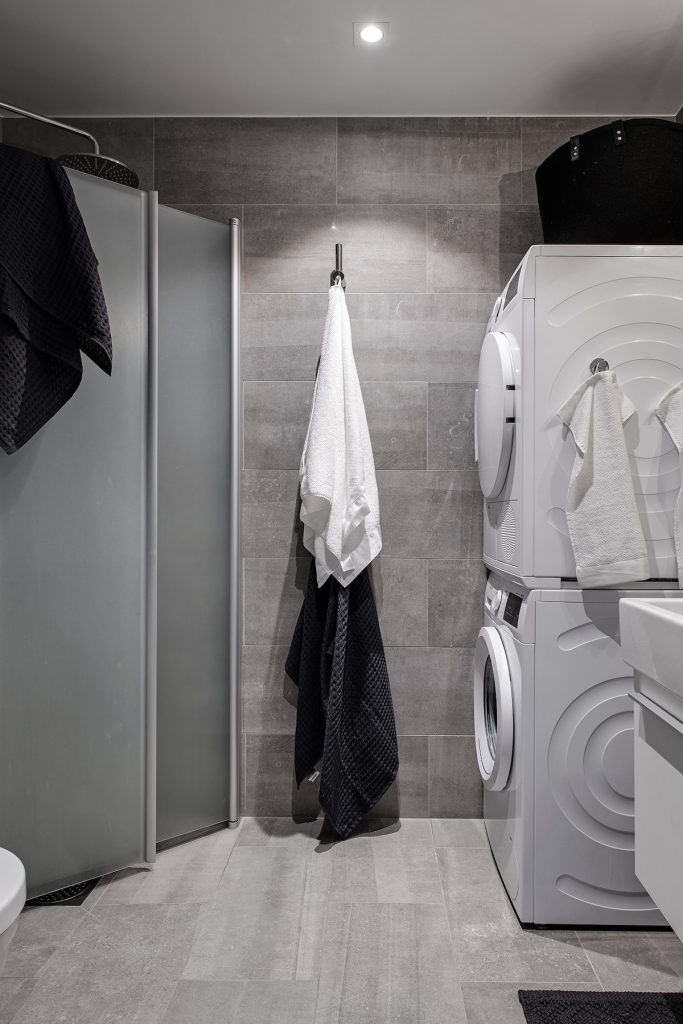 idée déco studio salle de bain carrelage béton gris sombre rangement fonctionnel serviette blanche douche vitre - blog déco - clem around the corner