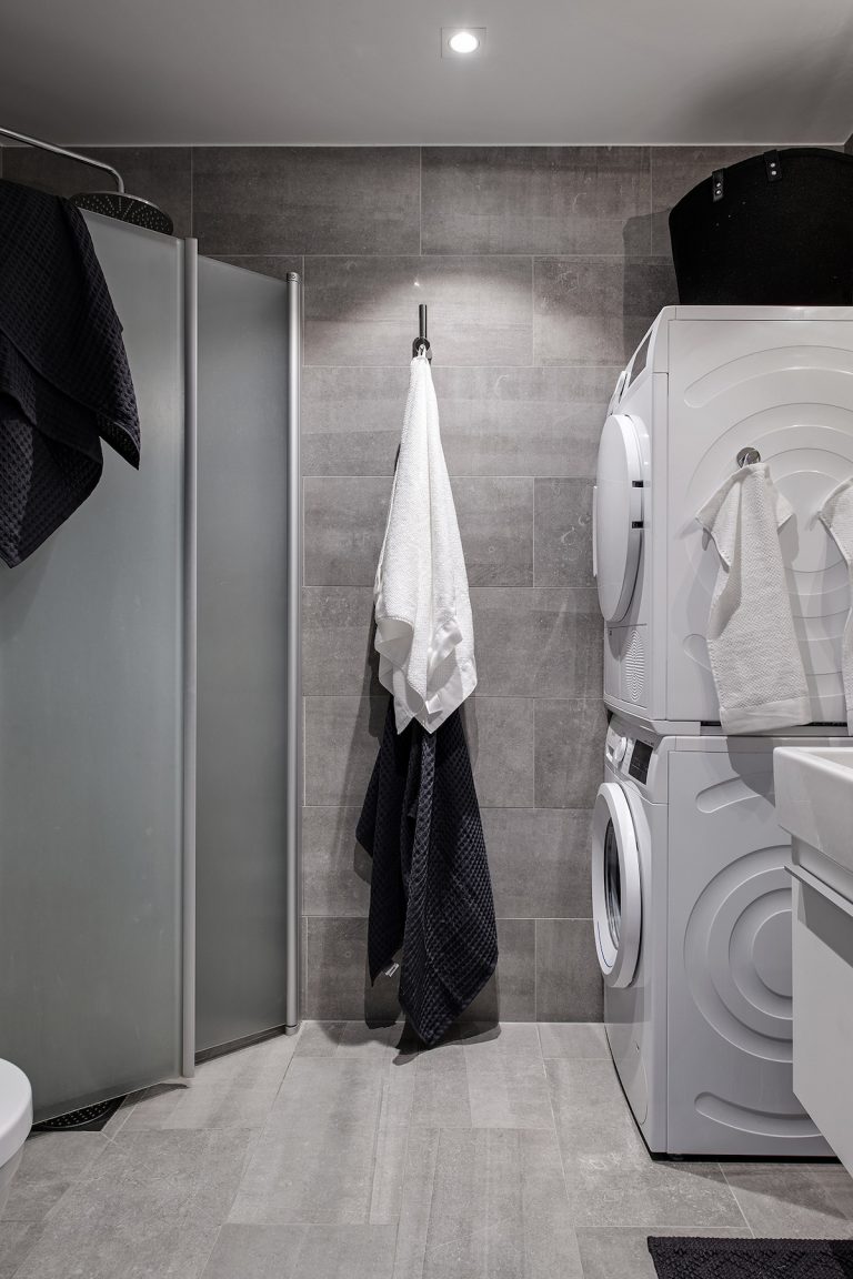 idée déco studio salle de bain carrelage béton gris sombre rangement fonctionnel serviette blanche douche vitre - blog déco - clem around the corner