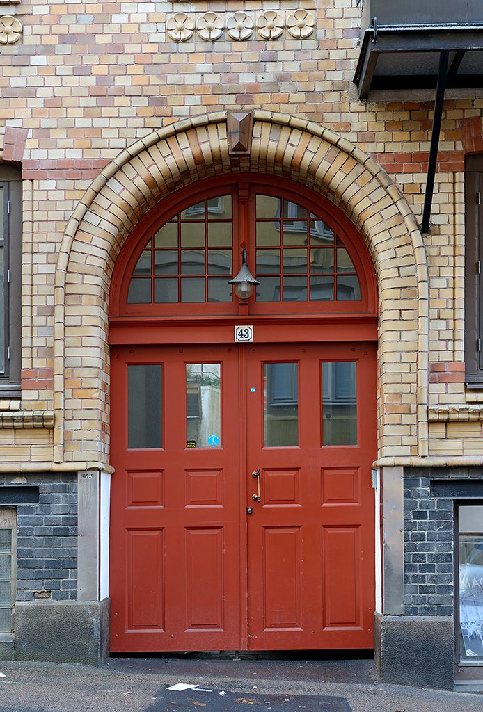 idée déco studio porte immeuble rouge mur brique orange marron gris rue suède - blog déco - clem around the corner