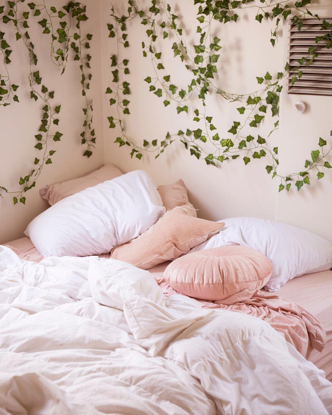 chambre rose et verte lierre lit coussins - blog déco - clem around the corner