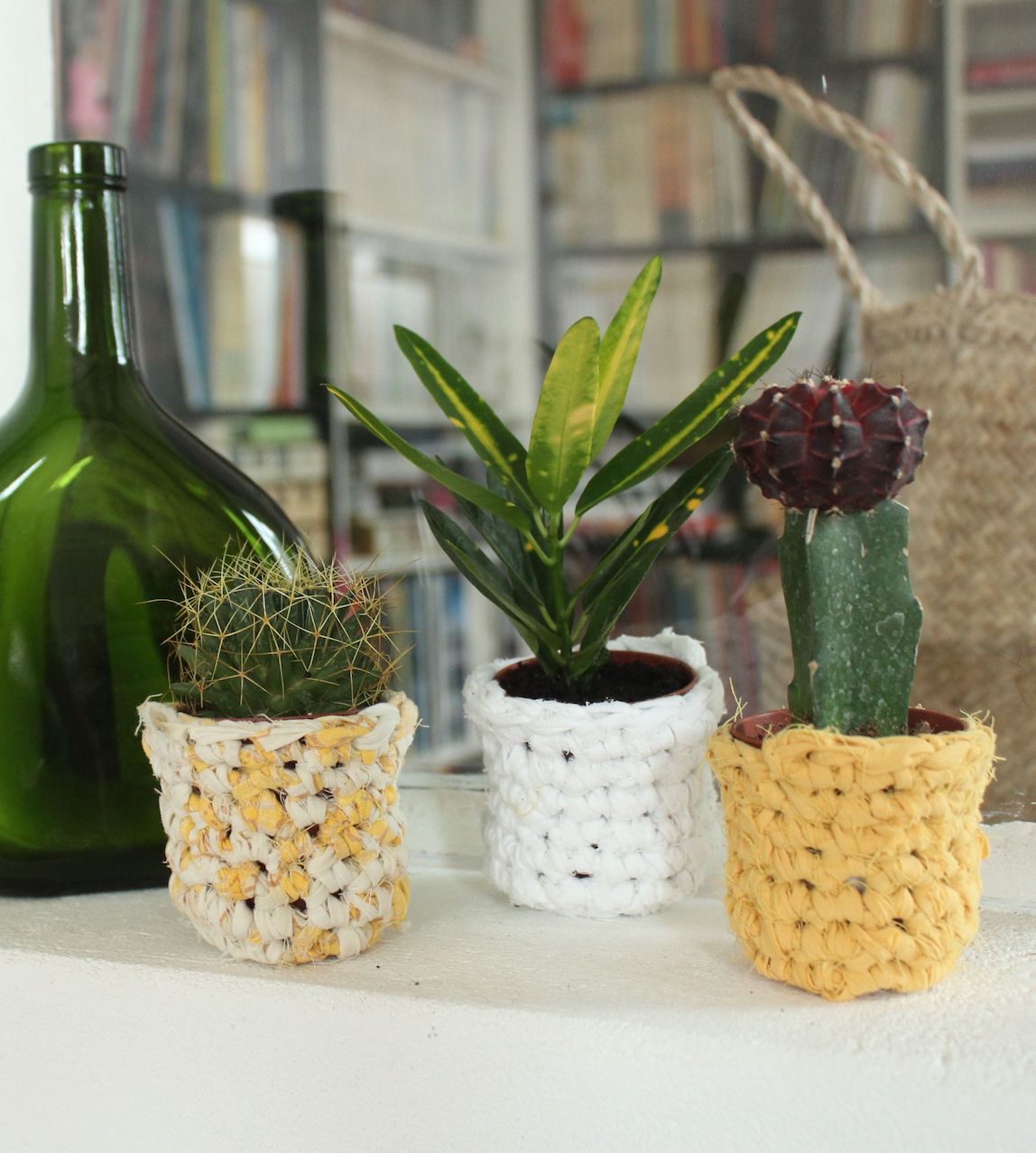 cache-pot DIY crochet laine jaune blanc bicolore vase verre transparent vert ovale - blog déco - clem around the corner