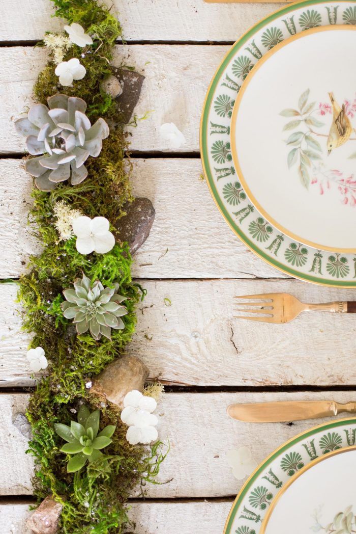 table style jungle rustique campagne chemin table bois décoration mousse galet fleurs - blog déco - clem around the corner