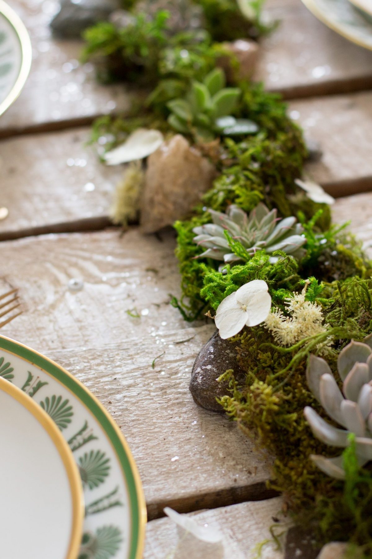 centre de table mariage anniversaire DIY en nature verdure fleurs galet mousse verte forêt