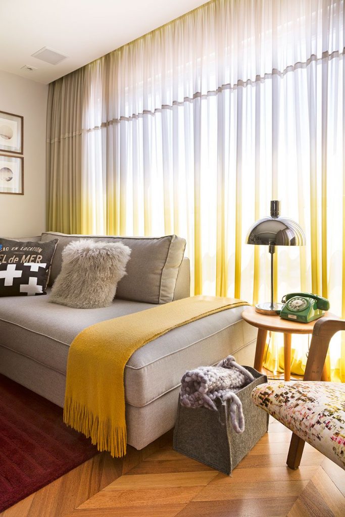 tie and dye mur dégradé jaune rideau mur brique loft - blog déco - clem around the corner