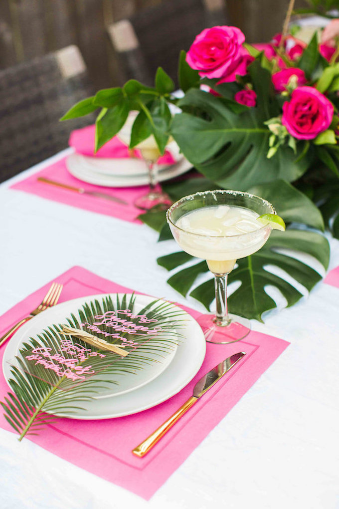 table style jungle fluo rose set carré cocktail été feuille palmier - blog déco - clem around the corner