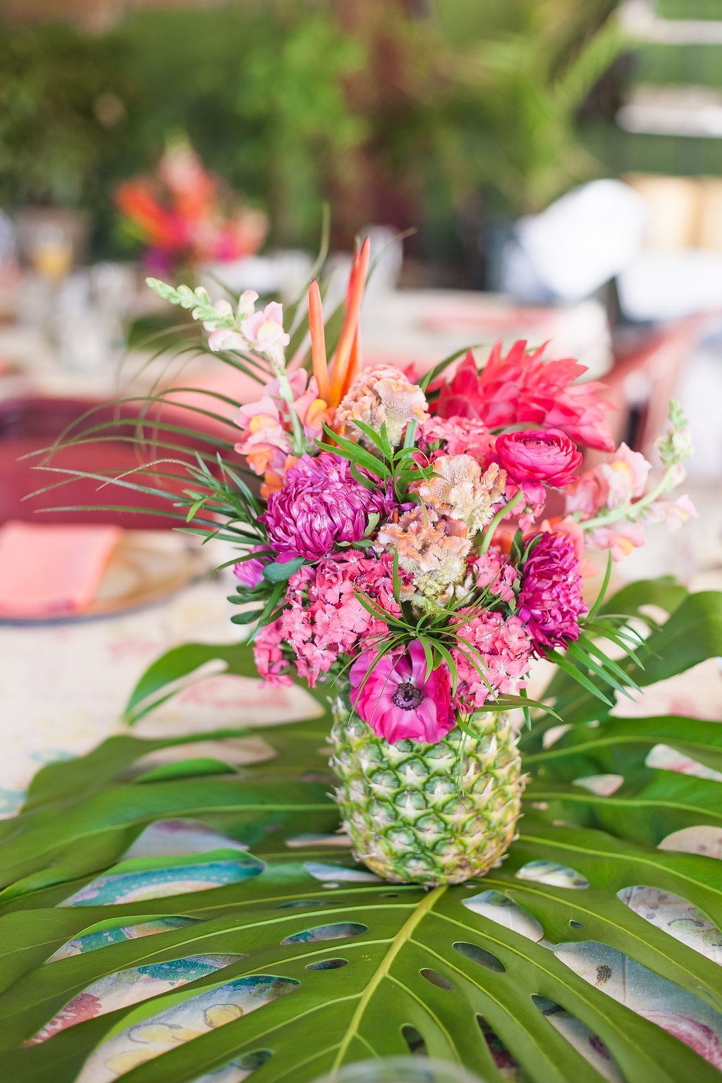 table style jungle festif ananas fleurs tropicale rose feuille verte - blog déco - clem around the corner