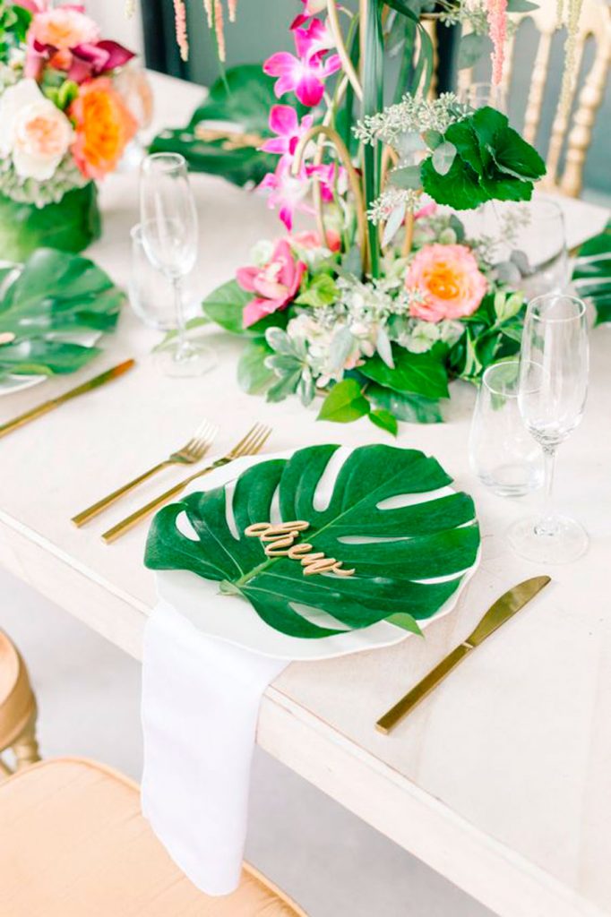 table style jungle blanc épuré feuille tropique fleur fuchsia - blog déco - clem around the corner