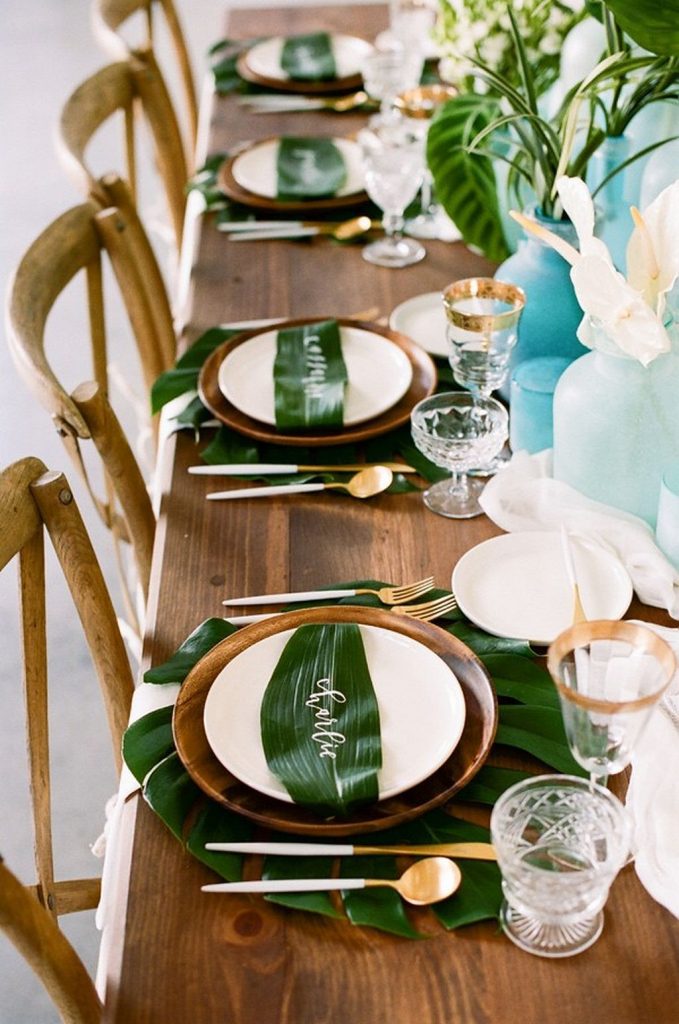 table style jungle sobre élégant table chaise bois couvert laiton - blog déco - clem around the corner