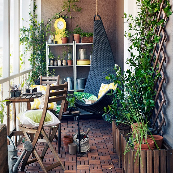 plante balcon ouest lierre terrasse bois fauteuil suspendu - blog déco - clem around the corner