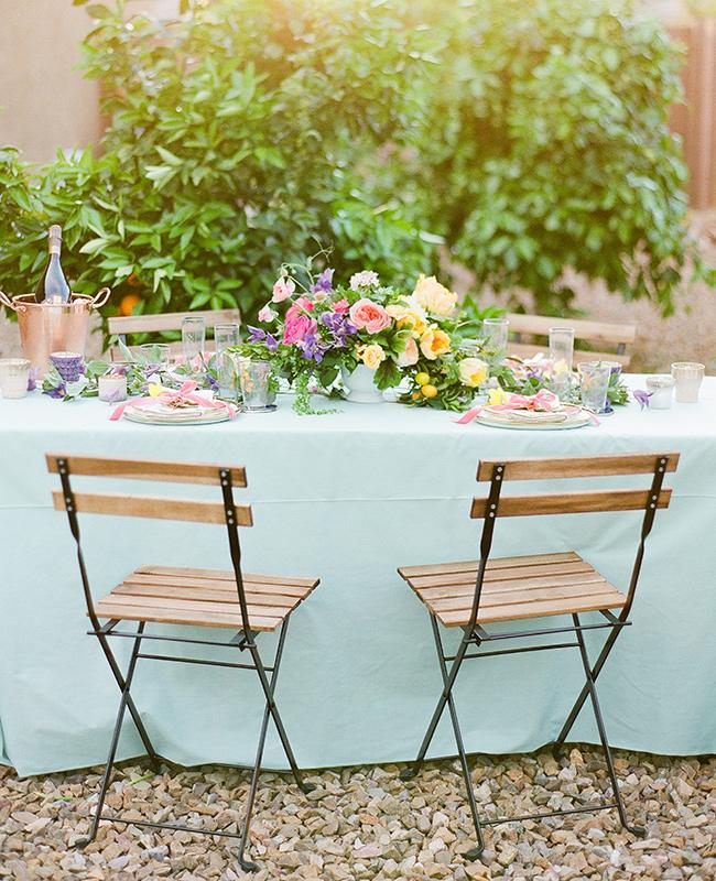 table de pâques déco bouquet de fleurs nappe bleu clair jardin - blog déco - clem around the corner